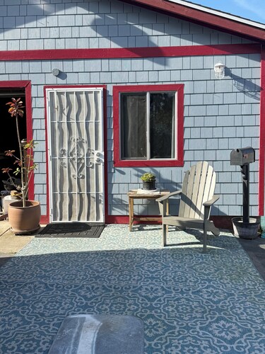 Peaceful Goat Farm Retreat, Cozy 1 BR Guest House in Poway with AC