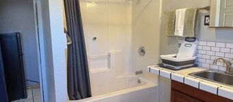 Peaceful Goat Farm Retreat, Cozy 1 BR Guest House in Poway with AC
