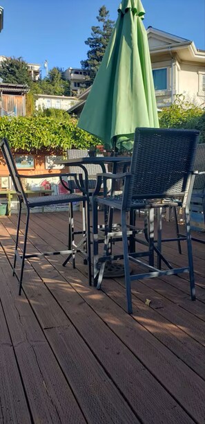 Outdoor dining - lake Merritt furnished 1 bed 1 bath Unit 4 (Oakland)