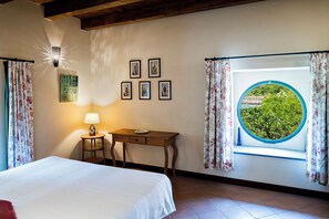 2 dormitorios, tabla de planchar con plancha, cuna de viaje