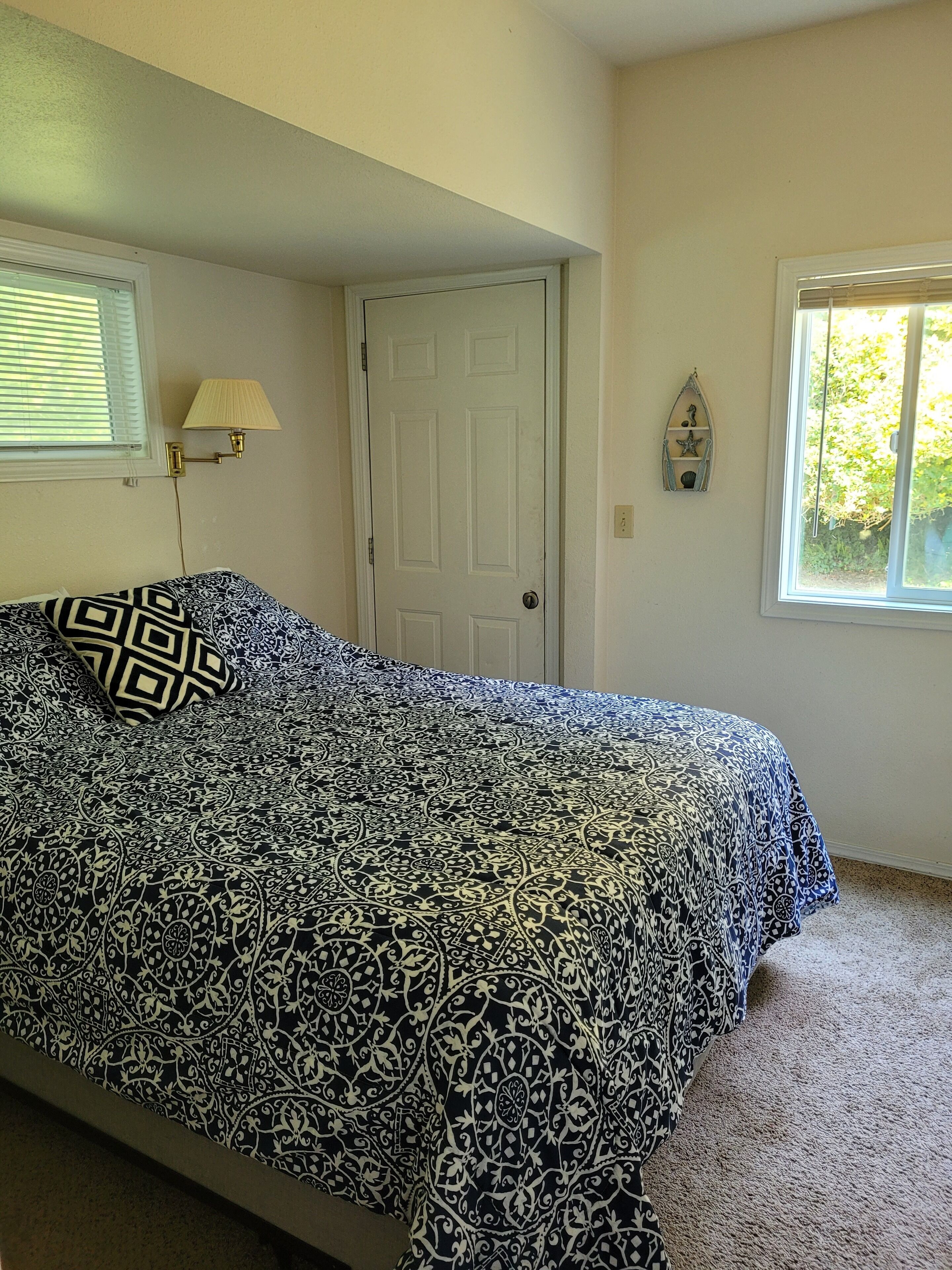 3 室のベッドルーム、デスク、WiFi (無料)、ベッドシーツ