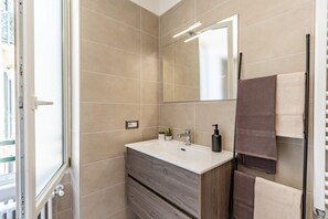 Regadera, bidet, toallas, papel de baño 