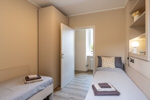 مكتب ومكواة/لوح كي