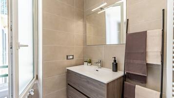 Douche, bidet, serviettes fournies, papier toilette