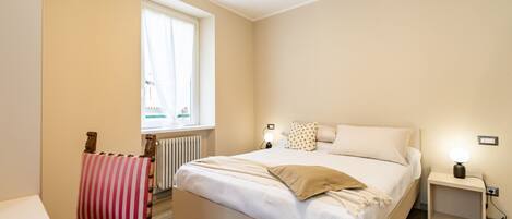 2 Schlafzimmer, Schreibtisch, Bügeleisen/Bügelbrett