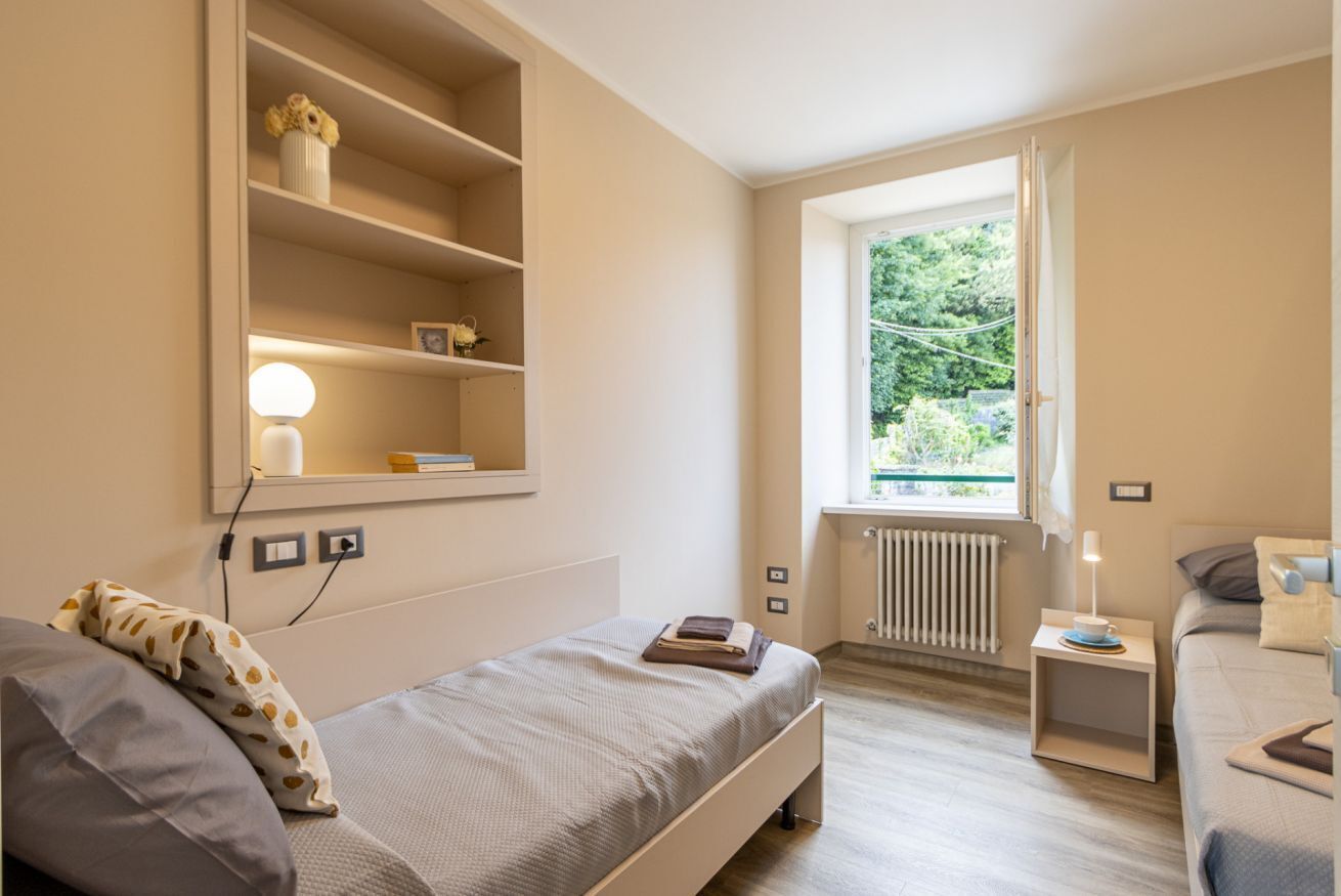 2 Schlafzimmer, Schreibtisch, Bügeleisen/Bügelbrett