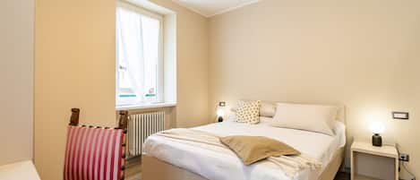 2 bedrooms, desk, iron/ironing board