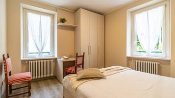 2 Schlafzimmer, Schreibtisch, Bügeleisen/Bügelbrett