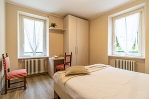 2 slaapkamers, een bureau, een strijkplank/strijkijzer