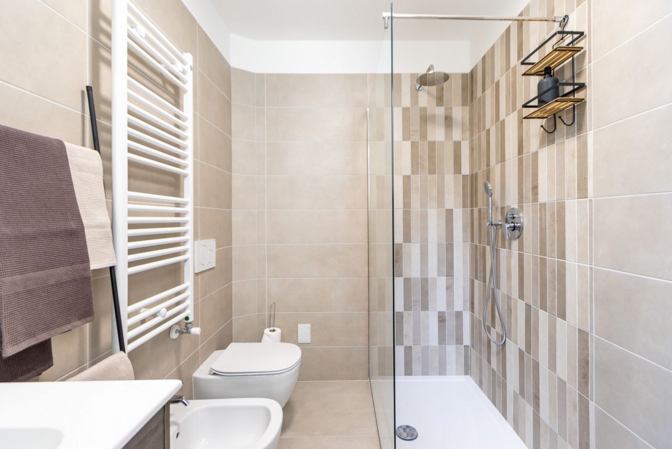 Douche, bidet, serviettes fournies, papier toilette