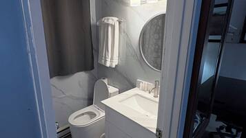 Ensemble douche/baignoire, sèche-cheveux, serviettes fournies, savon
