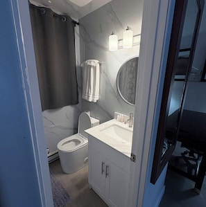 Chuveiro/banheira combinados, secador de cabelo, toalhas de banho 