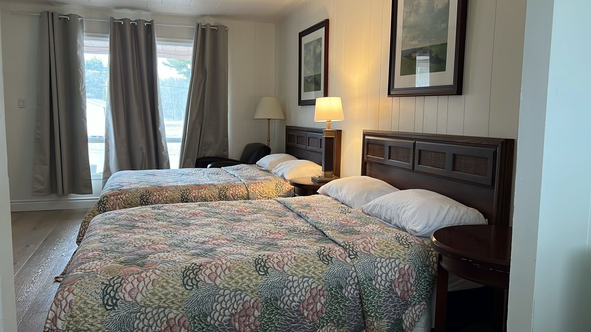 Quarto casal | Espaço de trabalho para notebook, cortinas blackout