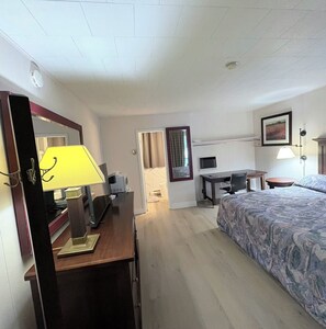Single Room | Laptop workspace, blackout drapes, free WiFi