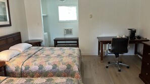 Quarto casal | Espaço de trabalho para notebook, cortinas blackout