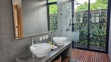 Shower, hair dryer, bidet, towels