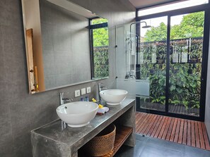 Shower, hair dryer, bidet, towels - Exclusive West Bali 6-Person Villa - 60m2 Infinity Pool & Ocean-Side Luxury (Jembrana.)