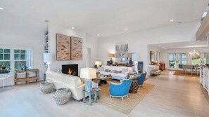 Smart TV, fireplace, ping pong, stereo - Timeless Shinnecock Hills Beachfront Getaway, Great for Groups (Southampton)