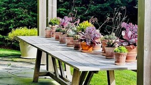 Property grounds - Timeless Shinnecock Hills Beachfront Getaway, Great for Groups (Southampton)