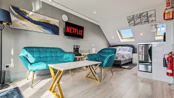 Studio, 1 Double Bed, Private Bathroom | Living area