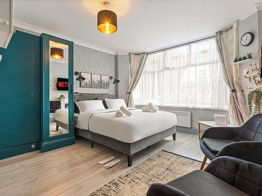 Studio, 1 King Bed, Private Bathroom, Ground Floor | Soundproofing, iron/ironing board, free WiFi
