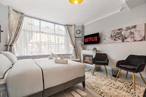 Studio, 1 très grand lit, salle de bains privée, rez-de-chaussée