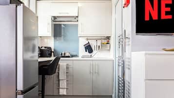 Studio, 1 King Bed, Private Bathroom | Private kitchen