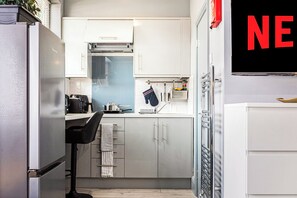 Studio, 1 King Bed, Private Bathroom | Private kitchen - Imperial Inn Apartments (London)