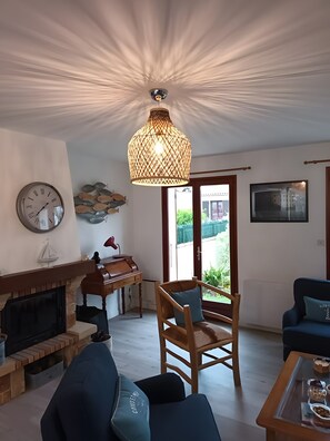 TV - Le Saule – Holiday Home on Oléron Island, 700 m from Town, Near Beaches (Saint-Pierre-d'Oléron)