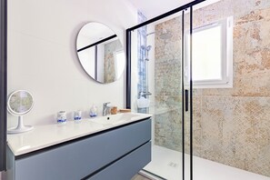 Shower, hair dryer - Le Saule – Holiday Home on Oléron Island, 700 m from Town, Near Beaches (Saint-Pierre-d'Oléron)