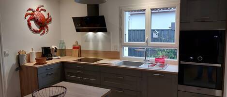 Kjøleskap, mikrobølgeovn, ovn og kokeplater