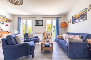 TV - Le Saule – Holiday Home on Oléron Island, 700 m from Town, Near Beaches (Saint-Pierre-d'Oléron)
