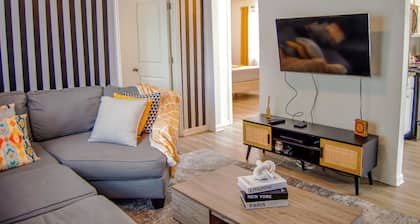 Nashville Squad Pad,5 minutes Drive from Broadway! Sleeps 6!