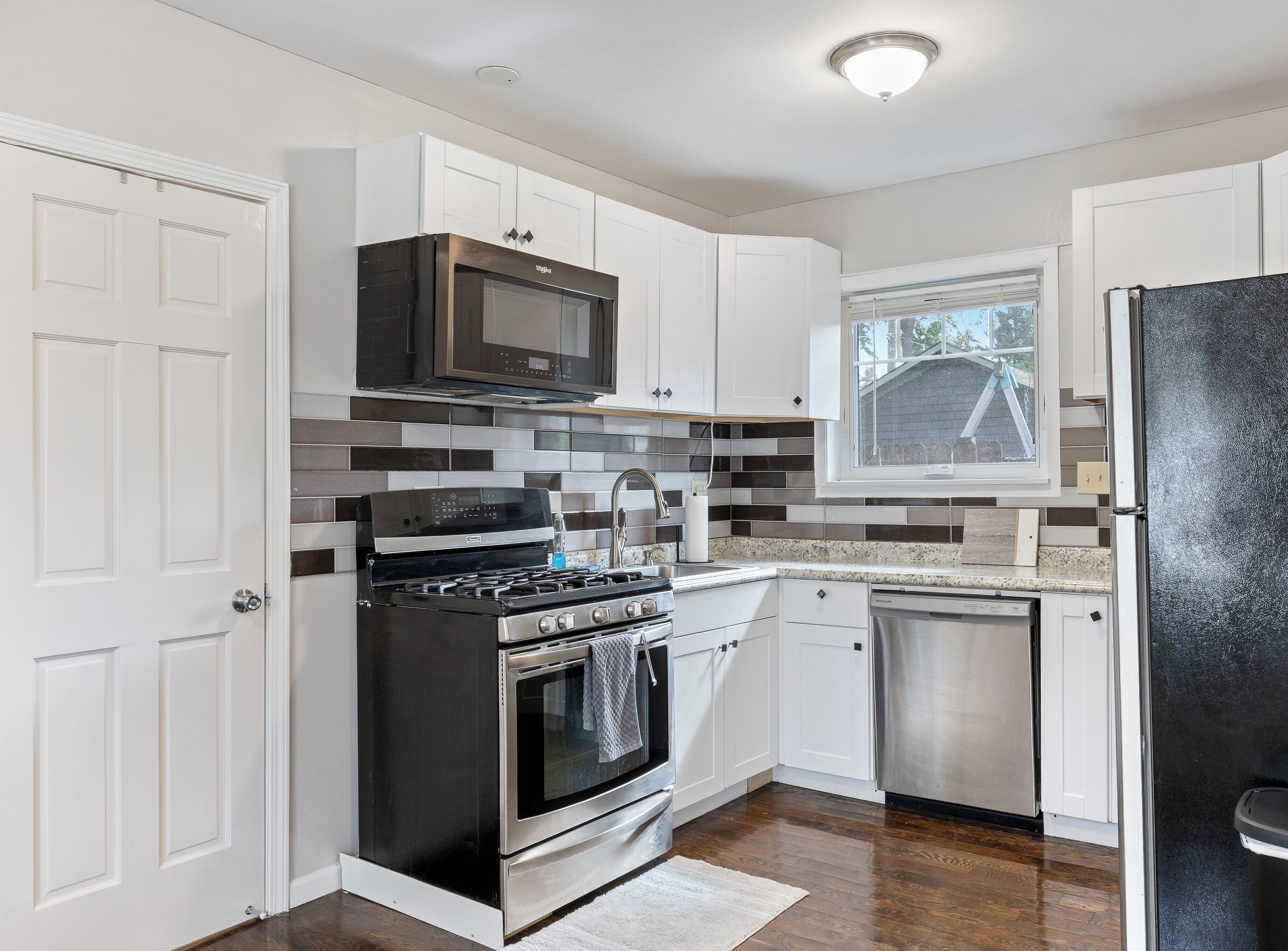 Refrigerador, microondas, horno y parrilla de estufa 