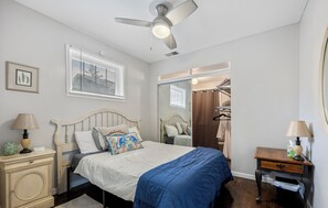 1 habitación, tabla de planchar con plancha y cuna de viaje 