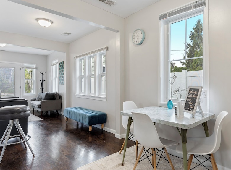 Super Sleek Large Tiny House By Westmont Metra Large Enclosed Yard And Parking. - Cosley Zoo, Wheaton