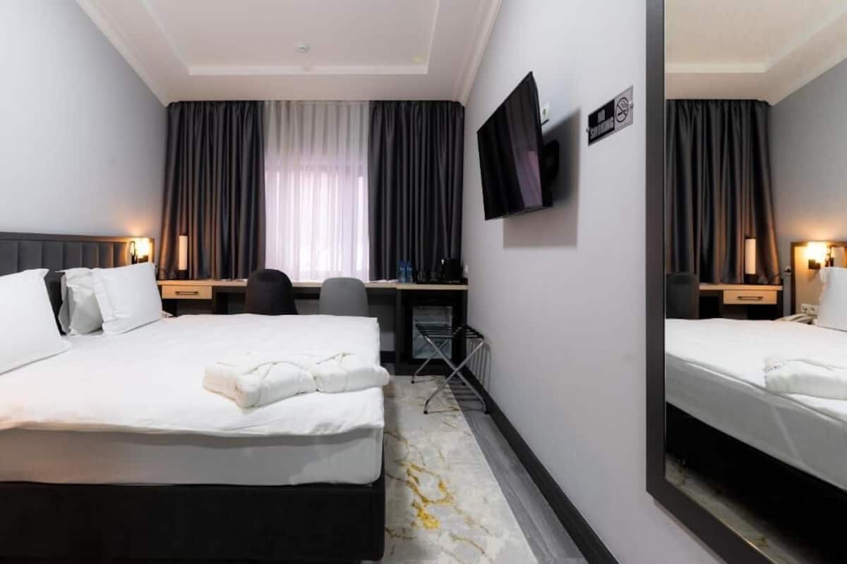 Quarto casal standard, vista para o pátio | Roupas de cama antialérgicas, frigobar, cofres nos quartos