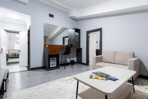 Suíte superluxo, vista para o pátio | Área de estar | Smart TV 42 polegadas com canais digitais