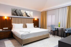 Deluxe-Doppelzimmer | Allergikerbettwaren, Minibar, Zimmersafe, Verdunkelungsvorhänge