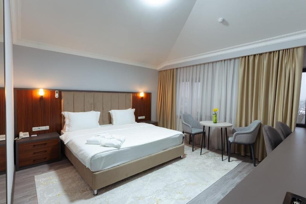 Deluxe Double Room | Hypo-allergenic bedding, minibar, in-room safe, blackout drapes