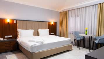 ملاءات للفراش لا تسبب الحساسية وميني بار وخزنة داخل الغرفة وستائر تعتيم