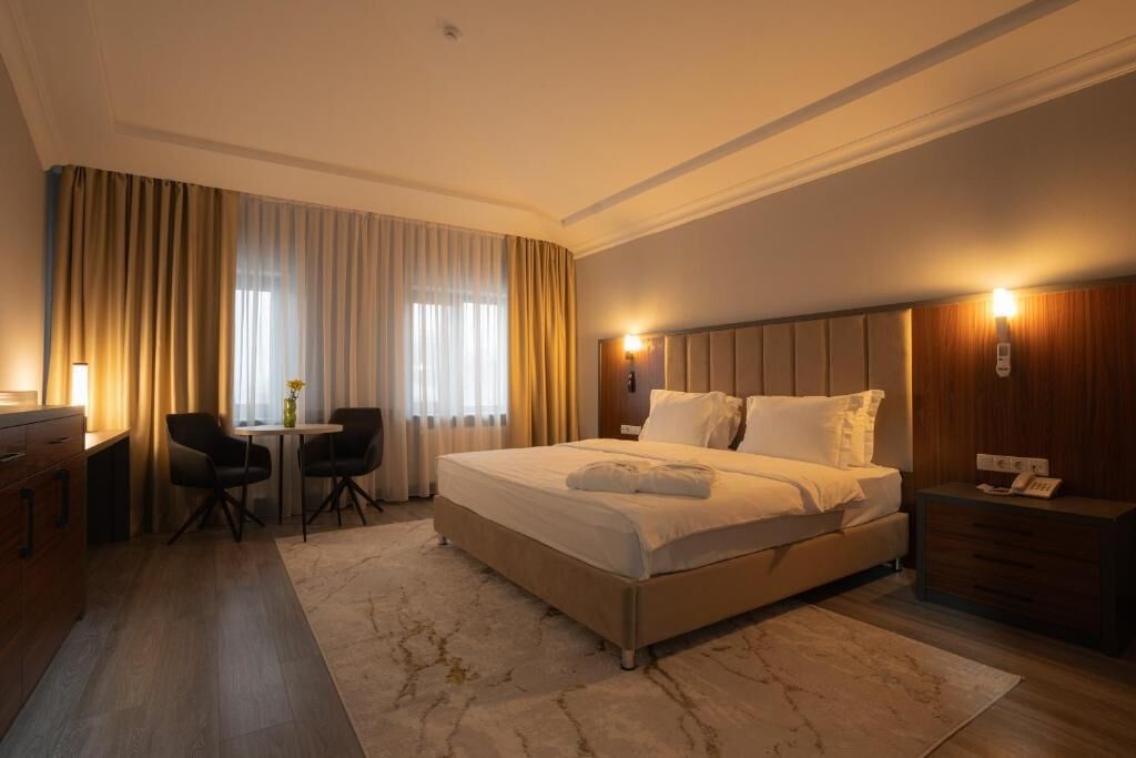 Suite de lujo | Ropa de cama hipoalergénica, minibar, caja fuerte y cortinas opacas