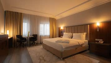 Suite de lujo | Ropa de cama hipoalergénica, minibar, caja fuerte y cortinas opacas