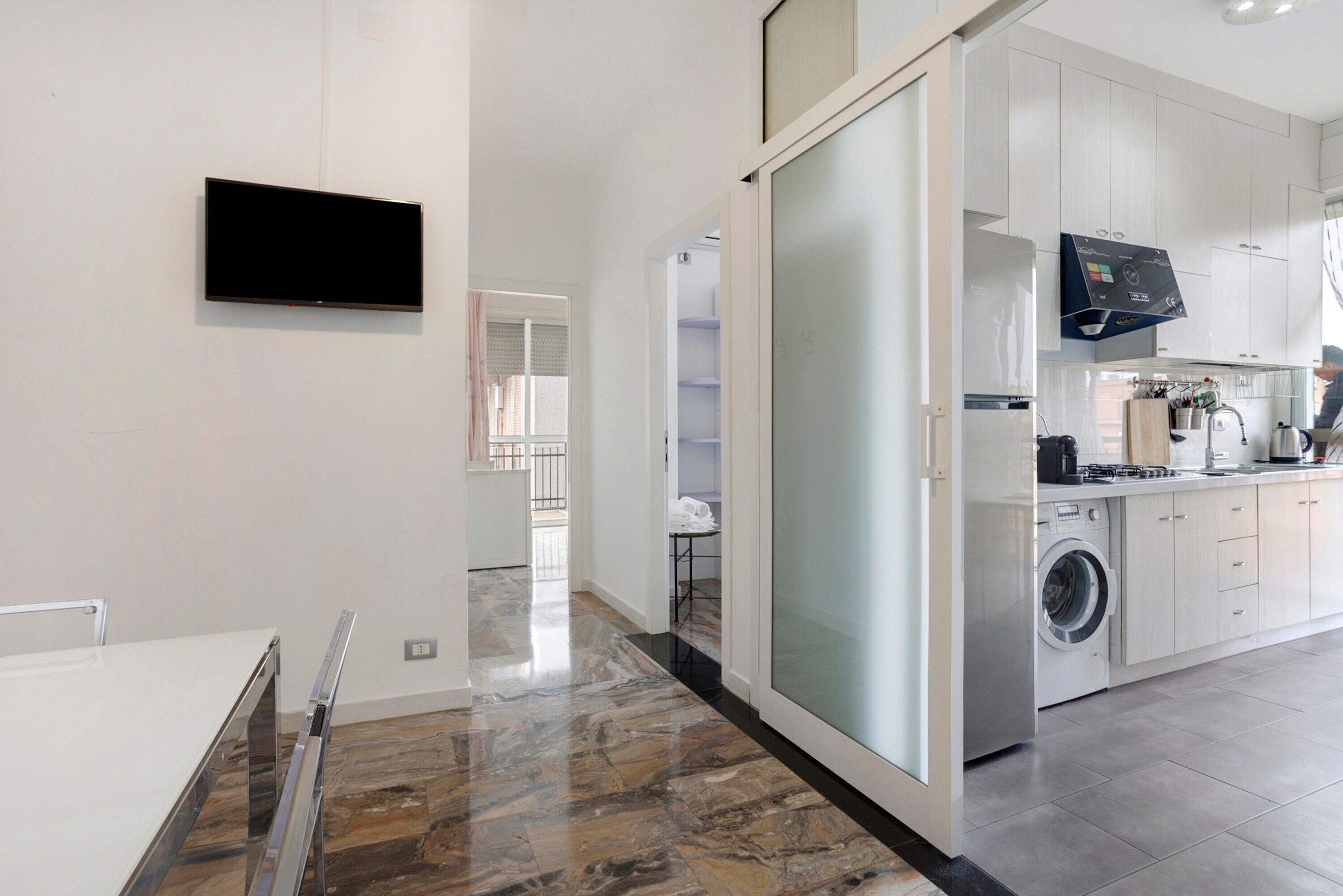 ثلاجة، ميكروويف، موقد طهي مسطح، ماكينة لصنع القهوة/الشاي