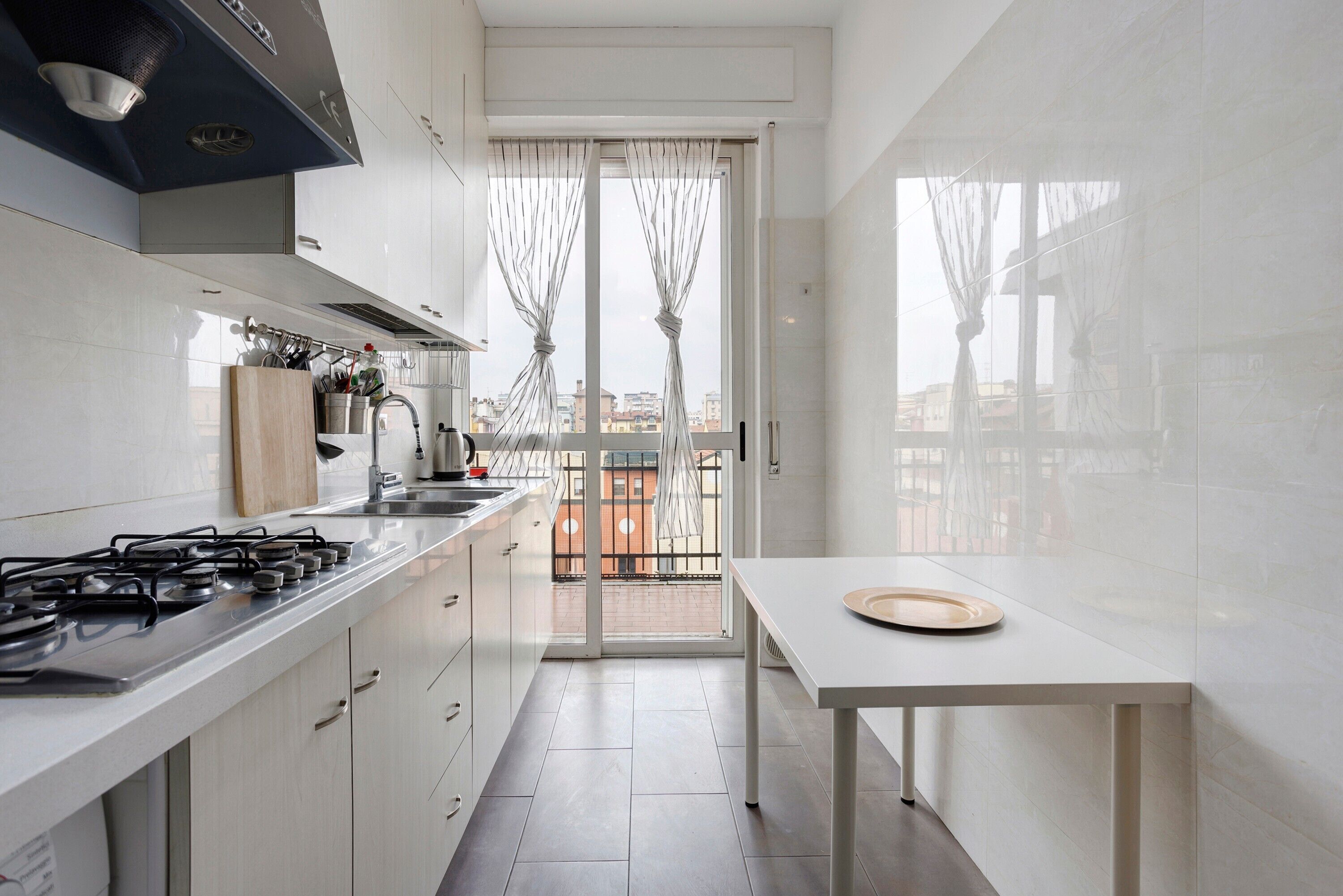 Frigorifero, microonde, piano cottura, macchina per tè/caffè