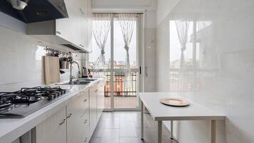 Frigorifero, microonde, piano cottura, macchina per tè/caffè