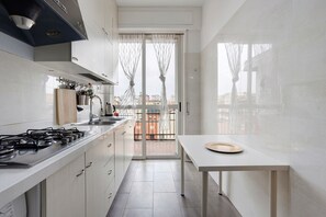 Frigorifero, microonde, piano cottura, macchina per tè/caffè