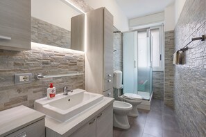 Shower, hair dryer, towels - Bright Four-Room Apartment in Milan Affori with Balcony in Every Room (Milan)