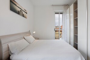 3 bedrooms, WiFi, bed sheets - Bright Four-Room Apartment in Milan Affori with Balcony in Every Room (Milan)