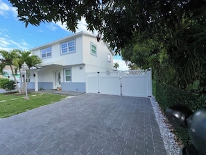 Exterior - JW Modern 3BR House in Naples- 3 miles to Downtown (Naples)